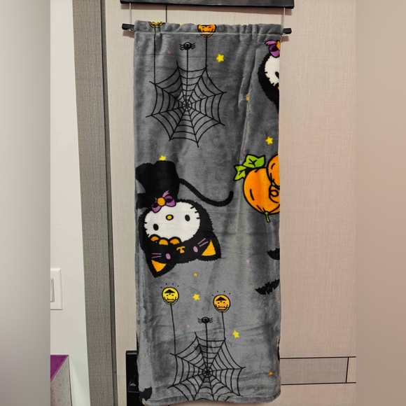 Hello Kitty Halloween Gray Plush Throw Blanket - Picture 2 of 3